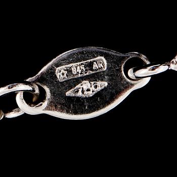 HÄNGE, 18k vitguld med små briljantslipade diamanter, 0.22 ct samt 3 blå fasettslipade safirer, 3.56 ct.  Vikt 4 g.