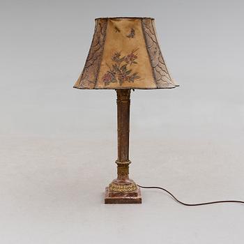 BORDSLAMPA, alabaster och mässing, 1900-talets första hälft.