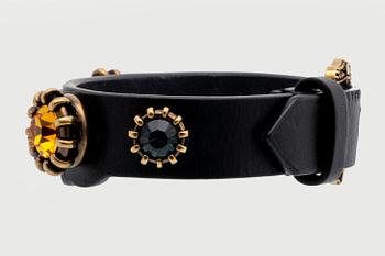 GUCCI läderarmband med färgat glas och metall, total längd och bredd ca 21 x 1,5 cm, Gucci ask.