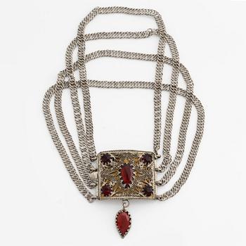 Dräktsmycke, allmoge, flerradigt, silver med röda glasstenar.