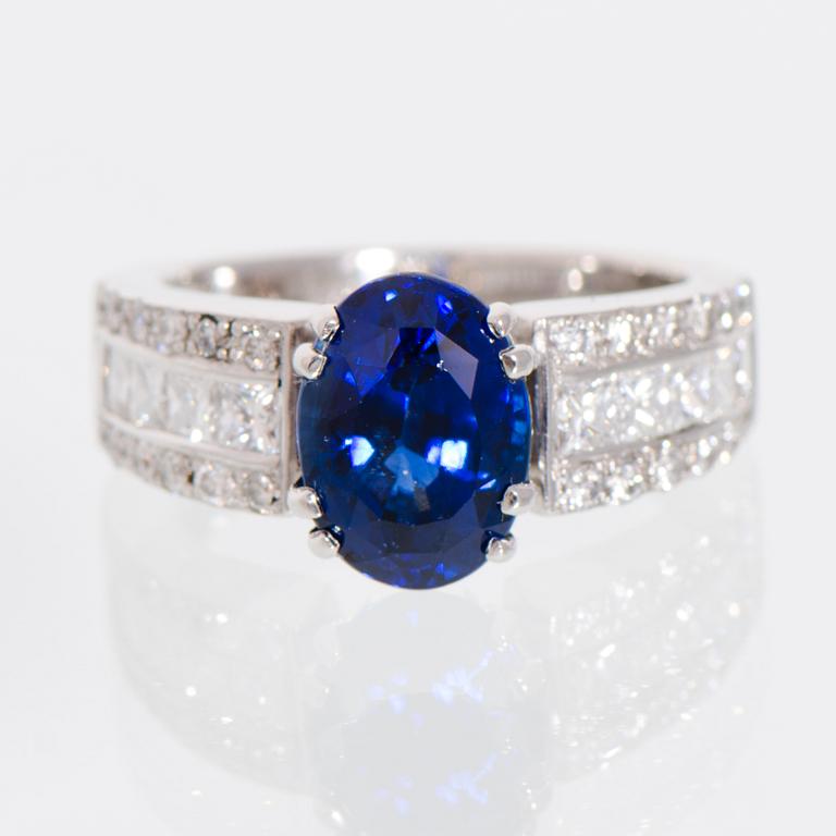 A RING, facetted sapphire, princess- and brilliant cut diamonds, 18K white gold.