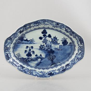 A Chinese export porcelain tureen with cover and a charger, Qing dynasty, Qianlong (1736-95).
