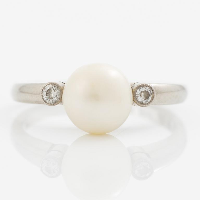 Ring 18K vitguld men en pärla och gammalslipade diamanter.