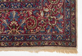 A Kerman carpet, approx. 420 x 300 cm.
