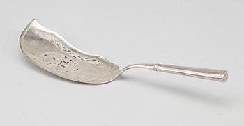 FISKSPADE, silver, Stephan Nöblin, Ystad, 1825. Total vikt ca 110g.