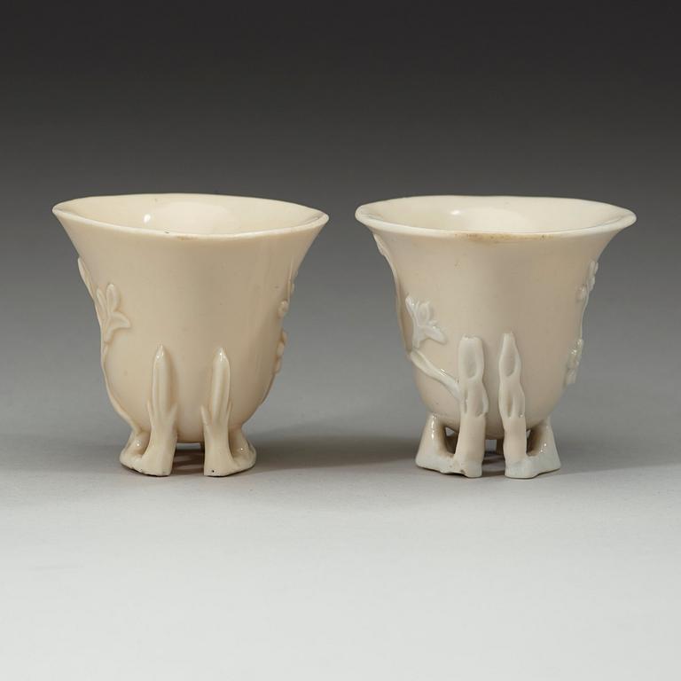 VINOFFERBÄGARE, ett par, blanc de chine, Qingdynastin 1700-tal.