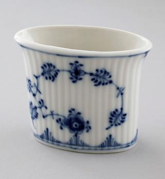 43 pieces of porcelain tableware from Royal Copenhagen, model "Musselmalet",second half of the 20th century.
