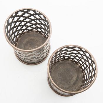 Firma Svenskt Tenn, flaskställ ett par av vitmetall modell nr 2562, samt fat av tenn, Stockholm 1900-talets andra hälft.