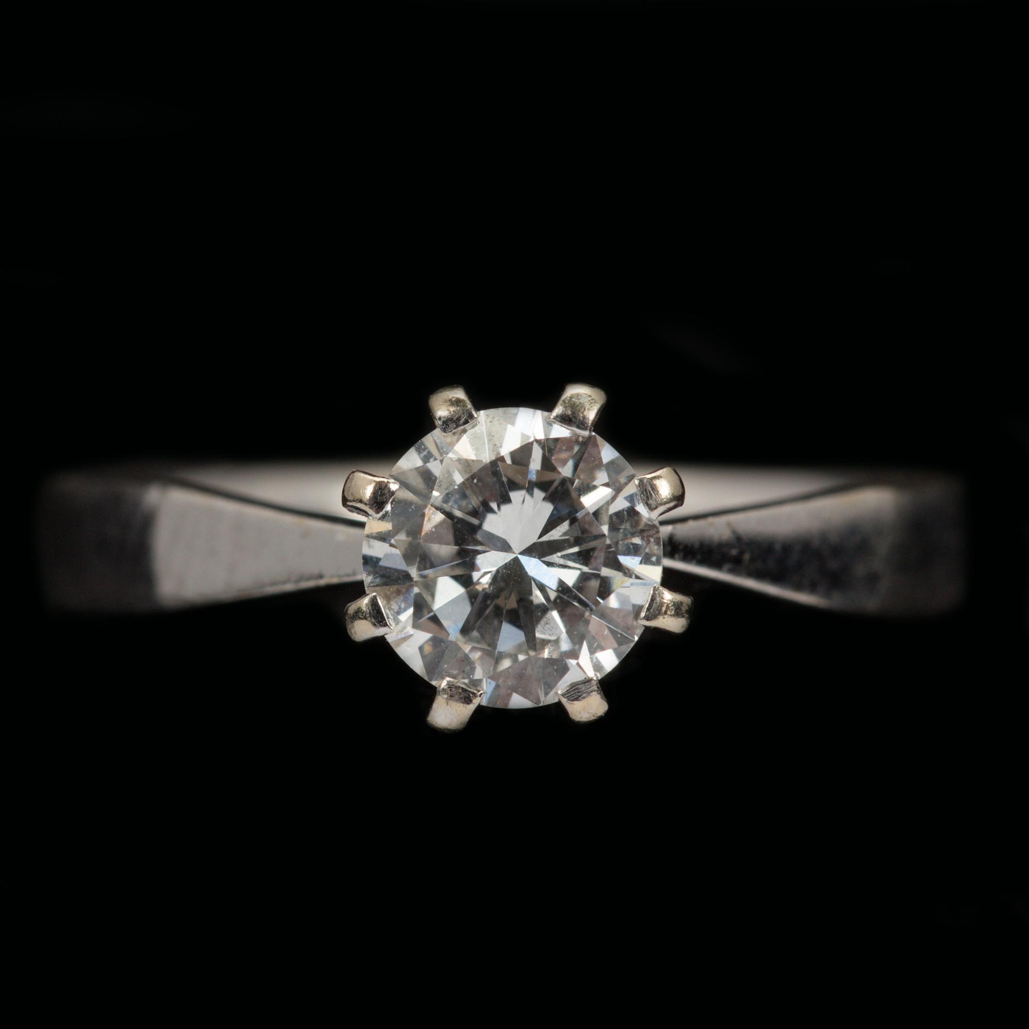 RING, 18 k vitguld med briljantslipad diamant, enligt gravyr 0,71 ct. Vikt ca 3,7 g.