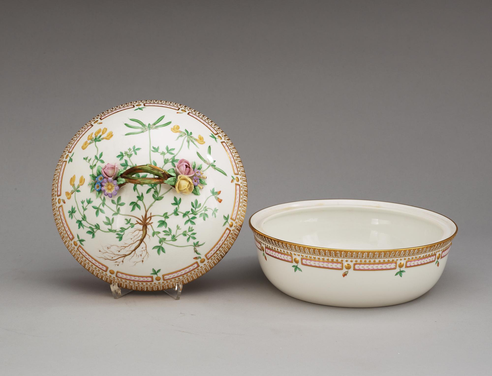 SERVERINGSFAT, fyra stycken samt KAROTT med LOCK, porslin. "Flora Danica", Kunglig Dansk, 1900-tal.