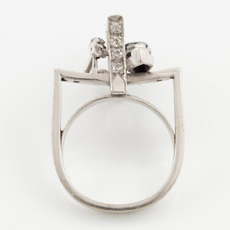 Ring 14K vitguld med navetteslipade safirer, rubiner och briljantslipade diamanter.
