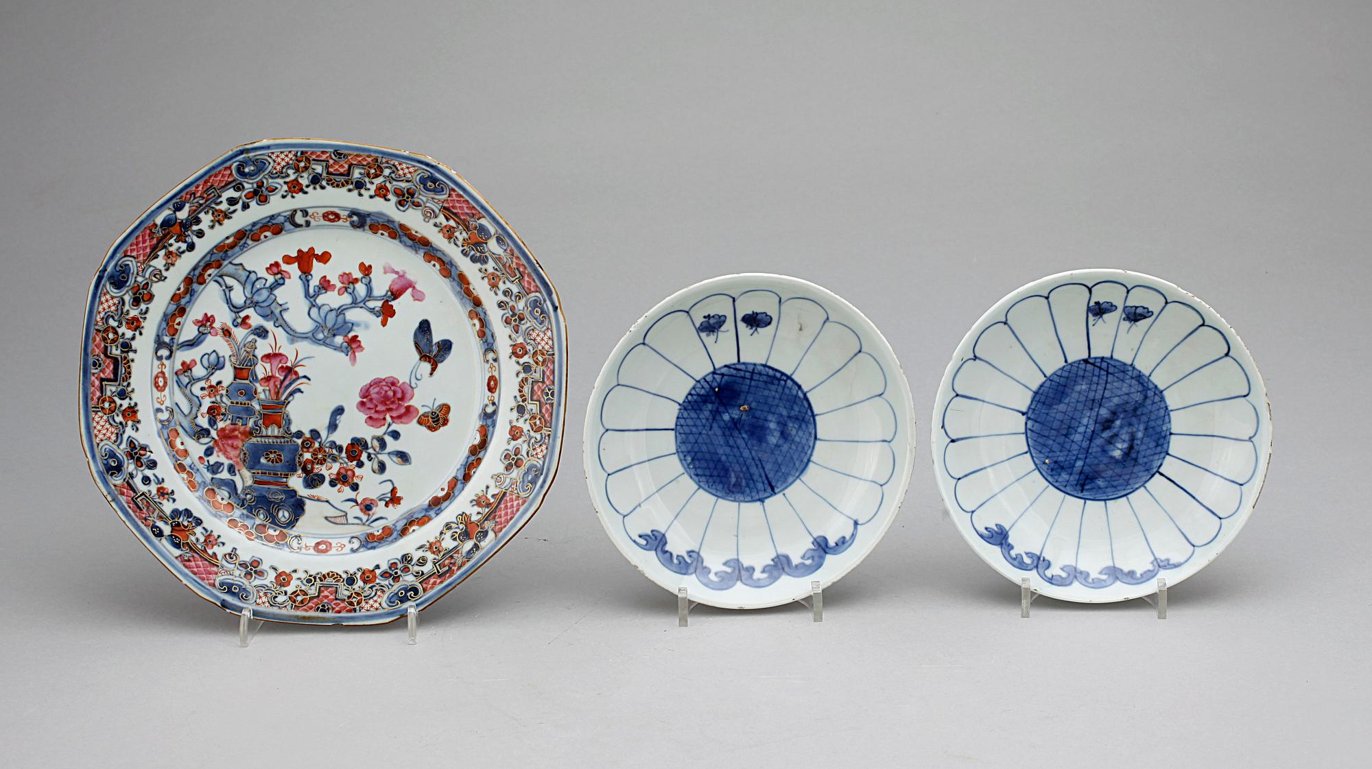 TALLRIK samt FAT, 3 delar, porslin, Kina resp japan, 1700/1800-tal.