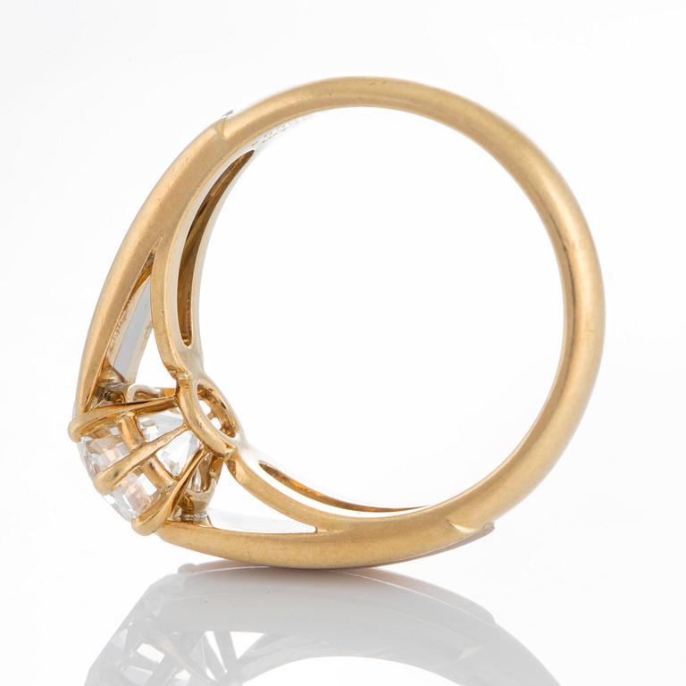 Ring med en rund briljantslipad diamant ca 1.75 ct kvalitet ca W si1 tillverkad av Cartier.