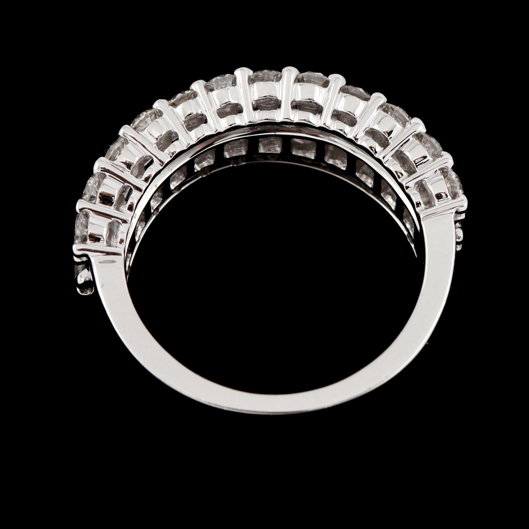 RING, 18k vitguld med briljant och baguettslipade diamanter, 2.06 ct. Vikt 9,2 g.