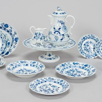 Meissen, ruoka- kahvi ja teeastiasto, n. 115 osaa, "Zwiebelmuster/Sipulikuvio", posliinia, 1900-luku.
