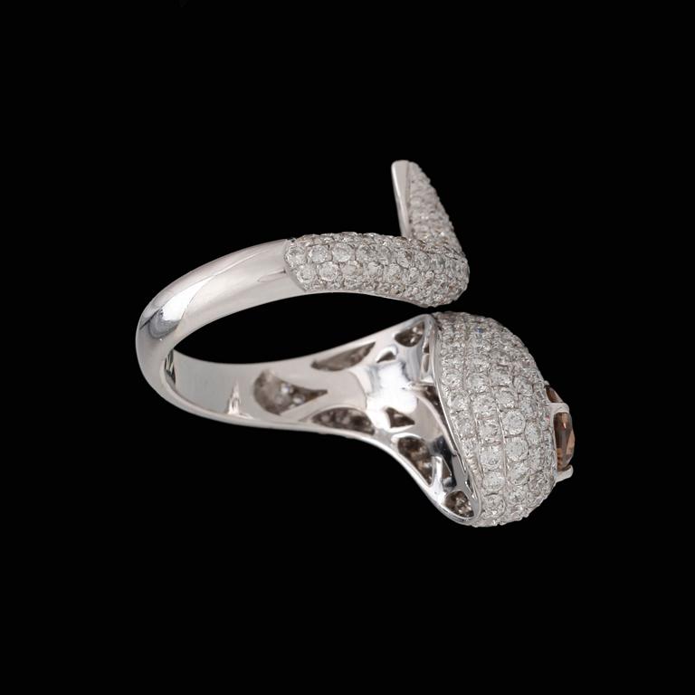 RING, droppslipad brun diamant 0.58 ct, briljantslipade diamanter, tot. 2.7 ct.