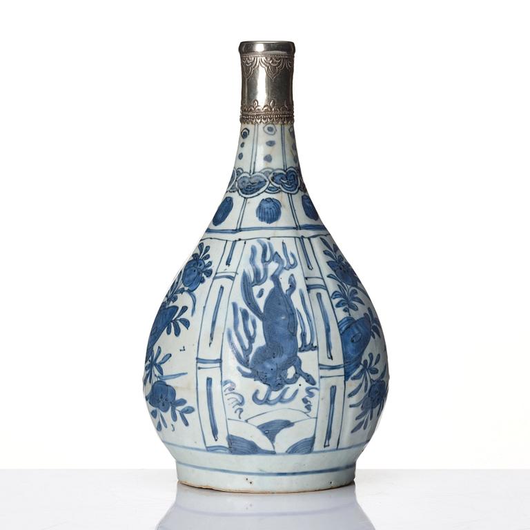 A blue and white kraak bottle, Ming dynasty, Wanli (1572-1620).