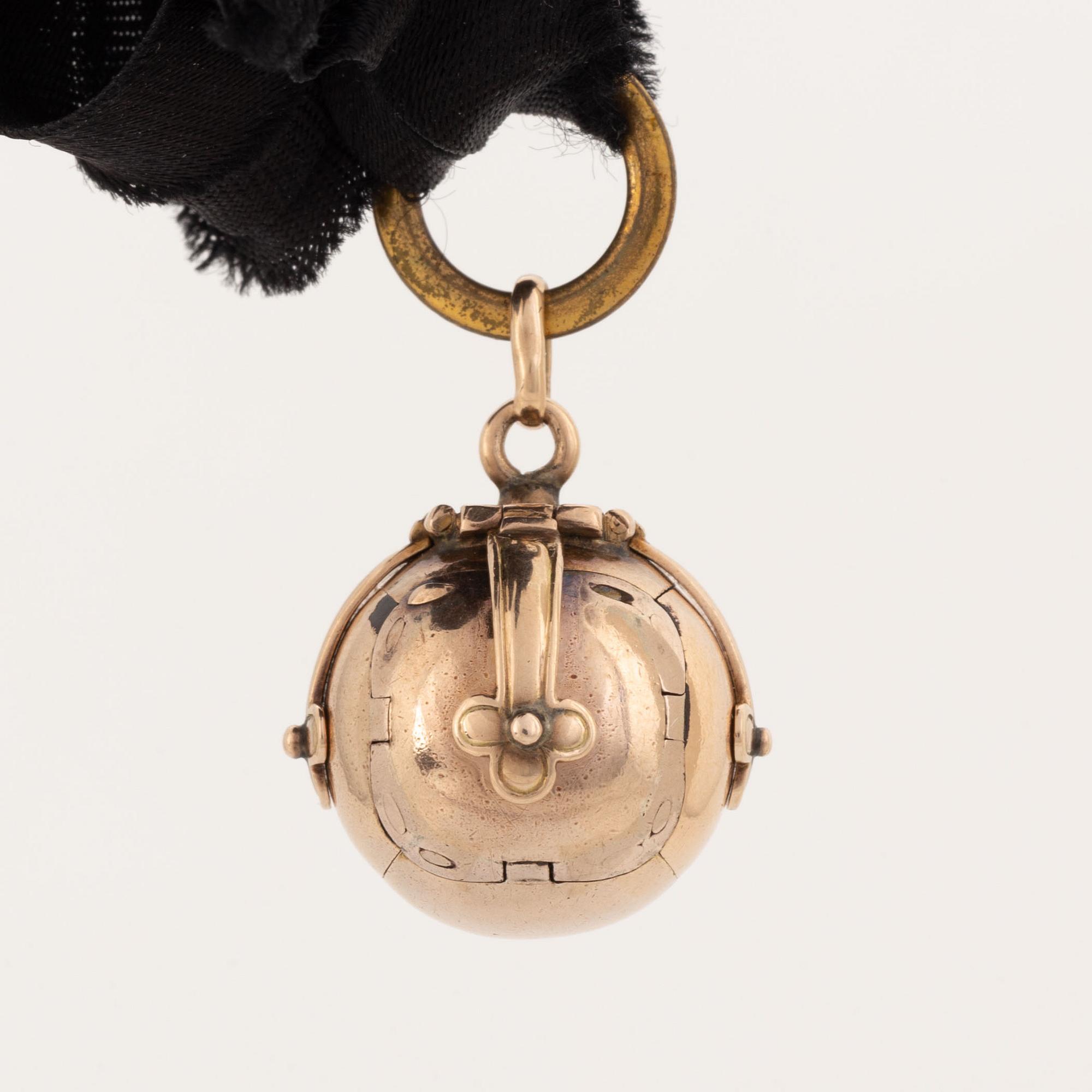 A round freemason pendant.