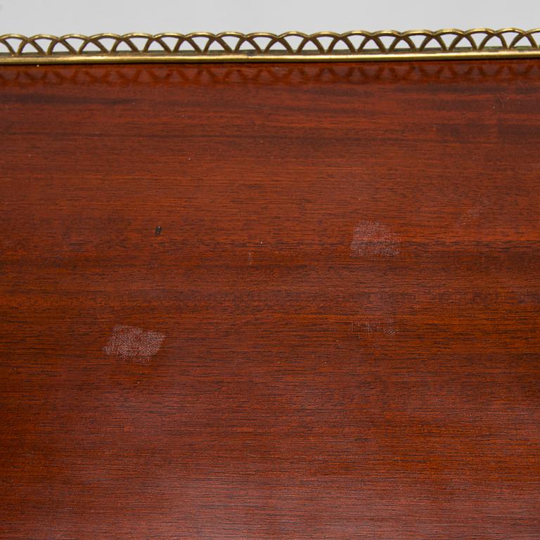 Sidobord, sengustavianskt, kring 1810, ristad signering AAS, oidentifierad.