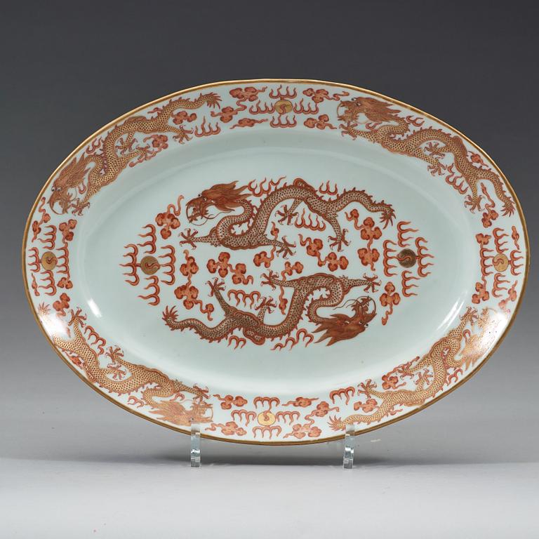 Two five-clawed dragon dishes, late Qing dynasty circa 1900, with mark.