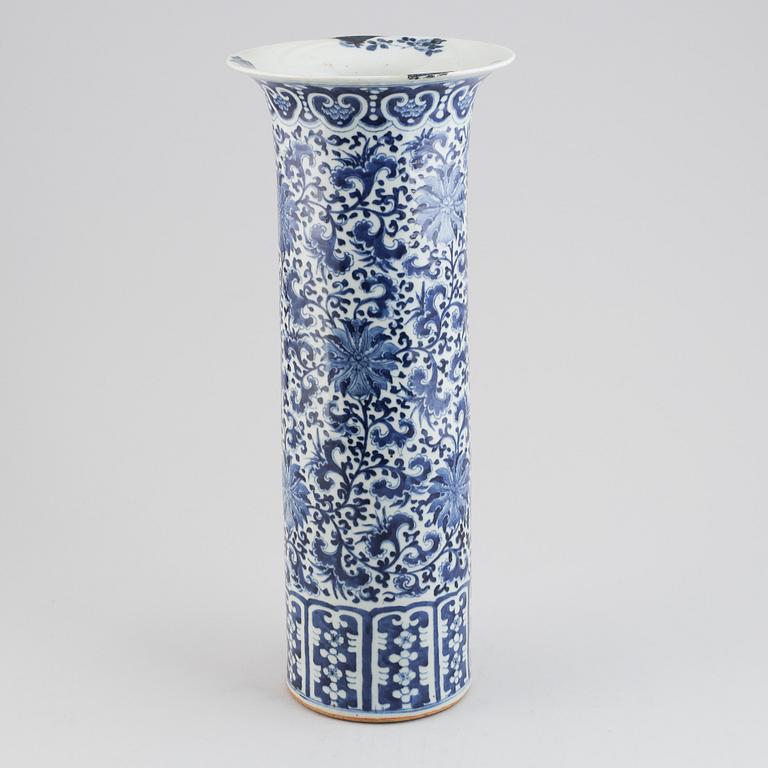 A chinese blue and white trumpet shaped vase, Qing Dynasty, 19th century.