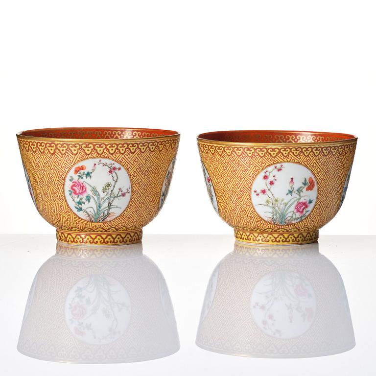A pair of famille rose bowls, late Qing dynasty/republic with Qianlong mark.
