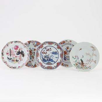 A group of five export porcelain plates, China, Qing dynasty, Qianlong (1736-1795).