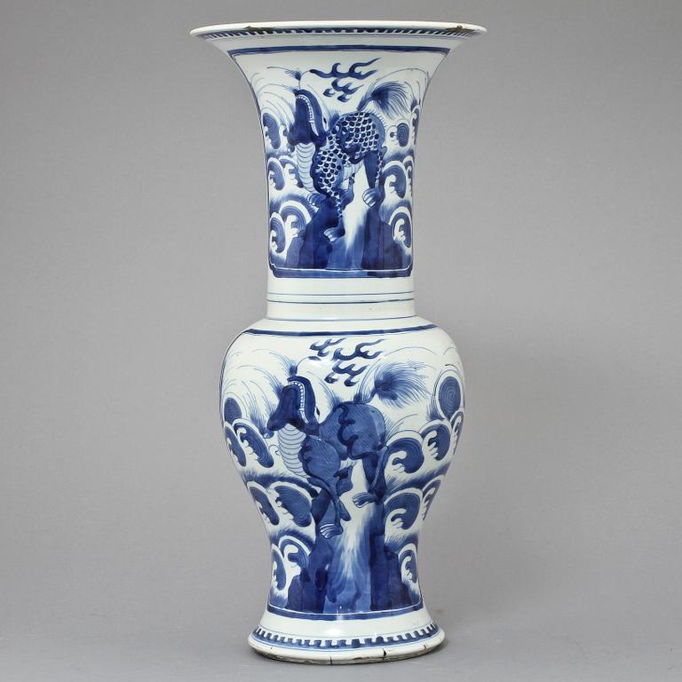 A blue and white vase, Qing dynasty, Kangxi (1662-1722).