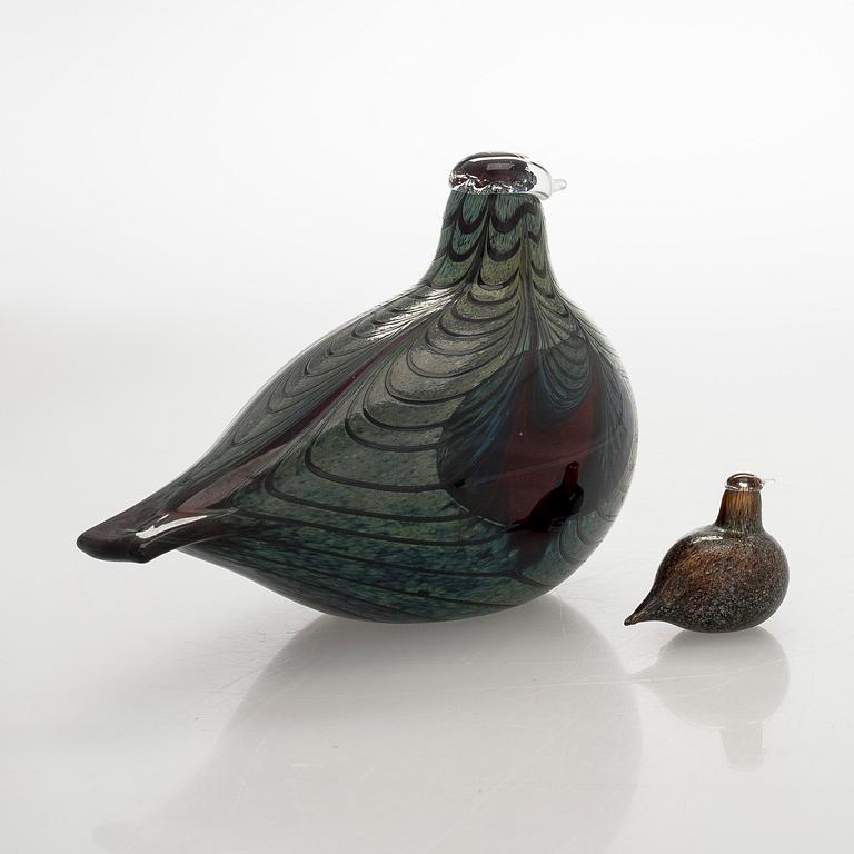 Oiva Toikka, Two glass birds, signed O. Toikka Nuutajärvi.