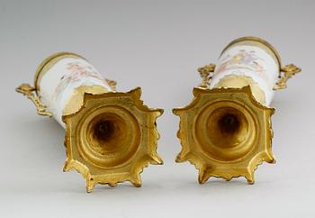 LOCKURNOR, 1 par, porslin och mässing, sannolikt Frankrike, omkring år 1900.