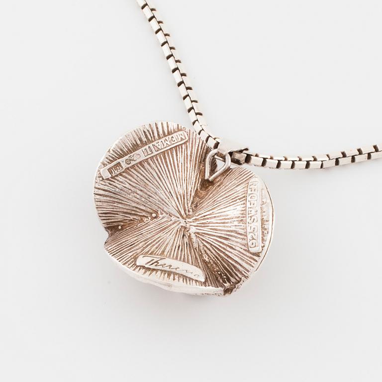 THERESIA HVORSLEV, för Mema, Lidköping, 1979, en brosch samt ett par örhängen.