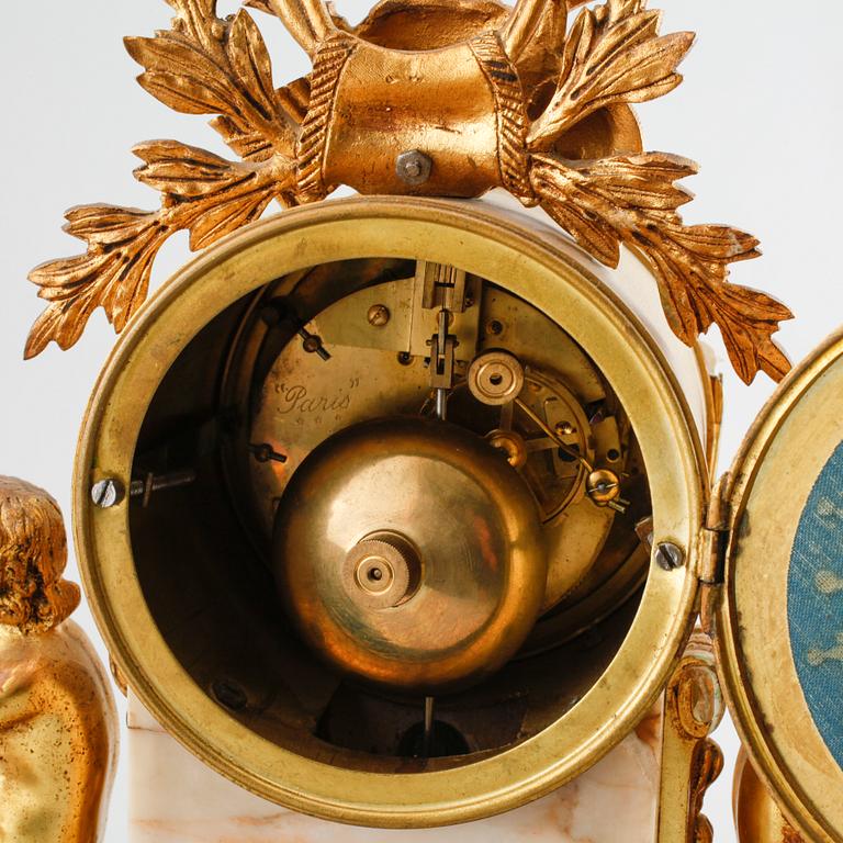 A table clock and two decoratives urn, around year 1900.