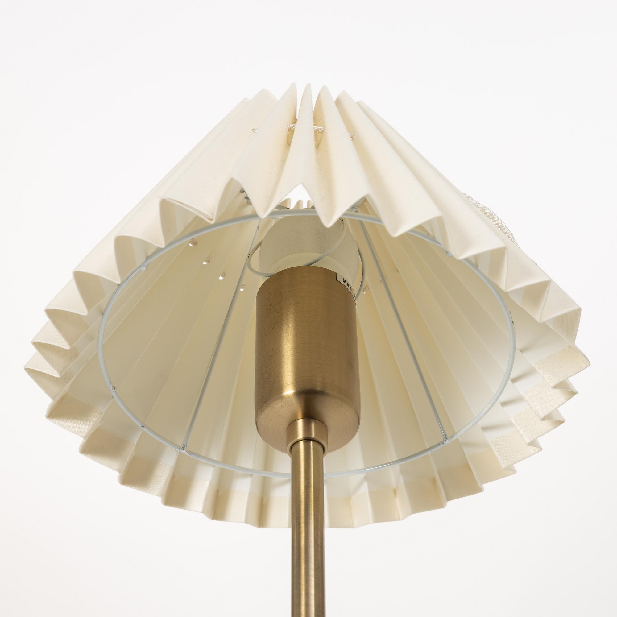 Josef Frank, Bordslampa, Firma Svenskt Tenn, modell G 2569.