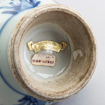 Water dropper, porcelain, Kanqxi, (1662-1722).