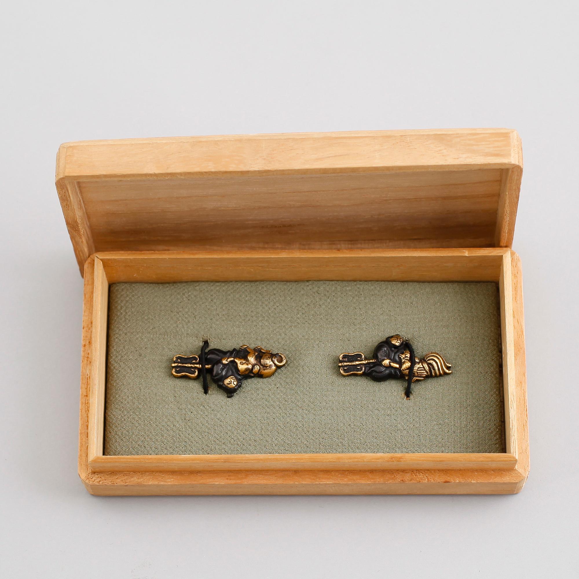 MENUKI, 1 par, järn, tidig Edo (Edo 1603-1868).
