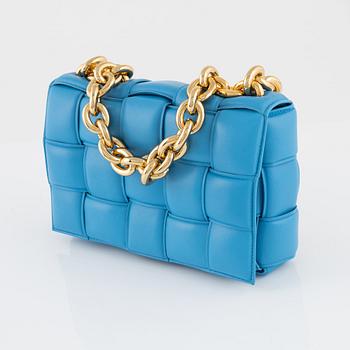 Bottega Veneta, a 'Chain Casette bag'.