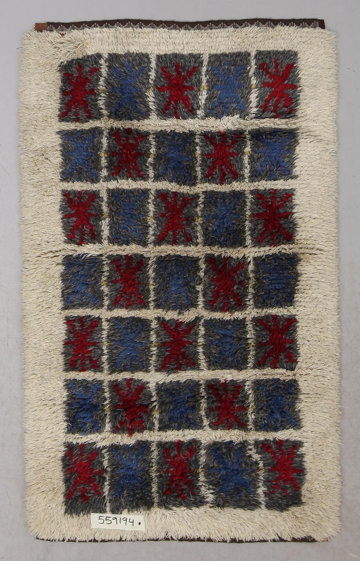 MATTA, rya. Ca 170 x 105 cm.