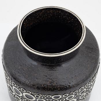 Britt-Louise Sundell, vas samt två fat, stengods, Gustavsberg, 1960/70-tal.