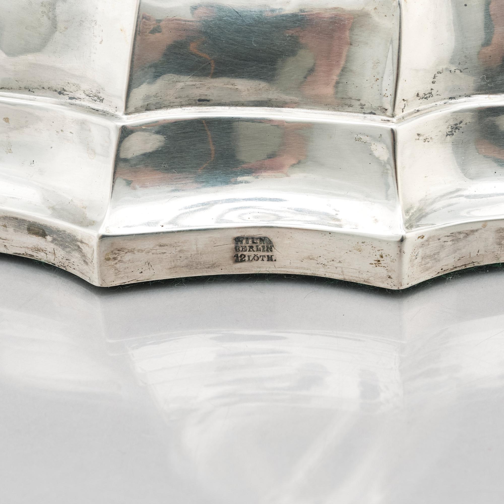 Hermann Julius Wilm, kandelabrar, silver 750, ett par, Louis XV-stil, Berlin, omkring år 1900.