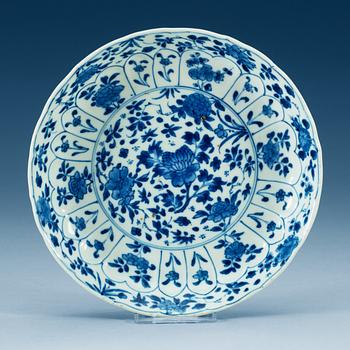 1807. A blue and white dish, Qing dynasty, Kangxi (1662-1722).
