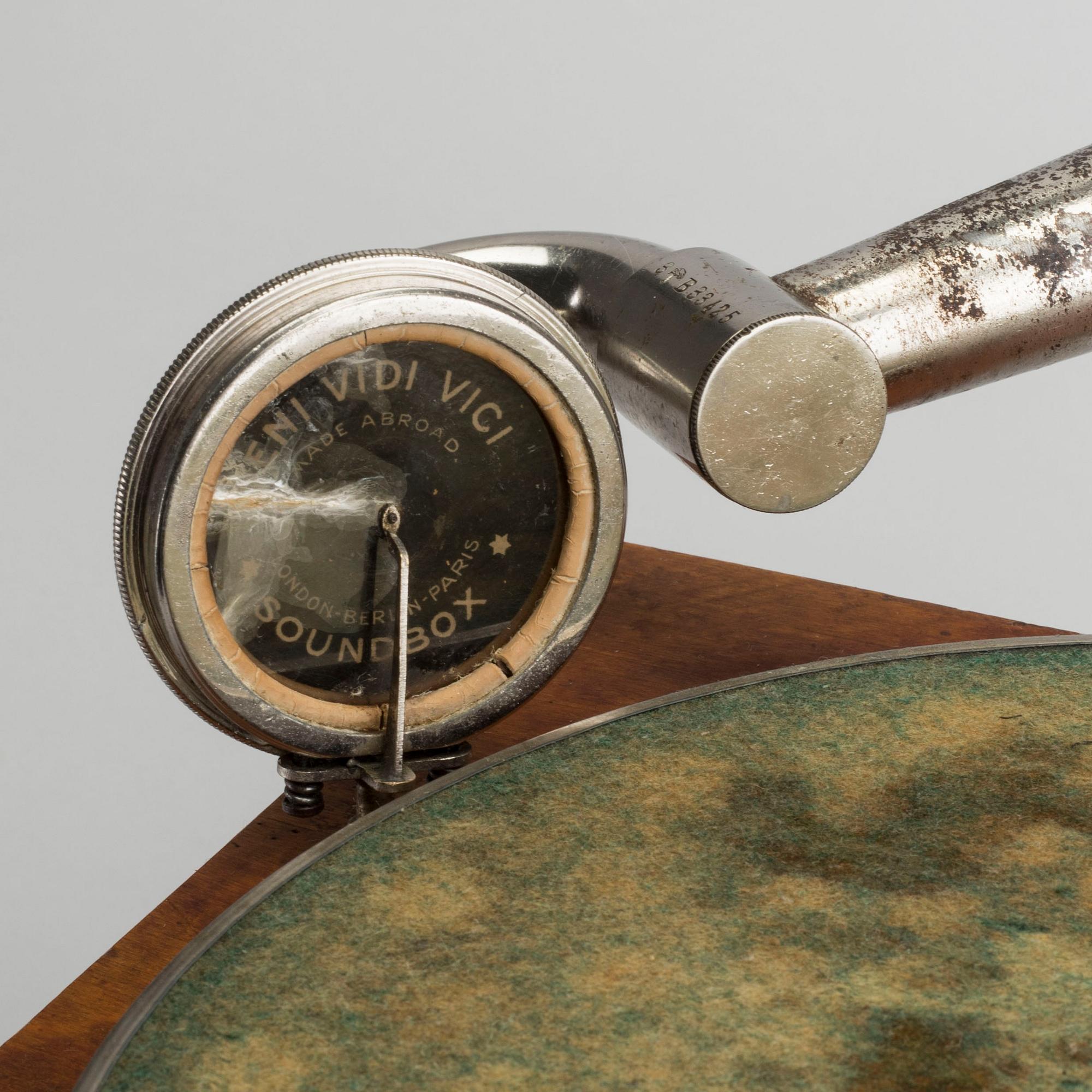 A "Veni Vidi Vici", Soundbox grammophone from the frist half of the 20th century.