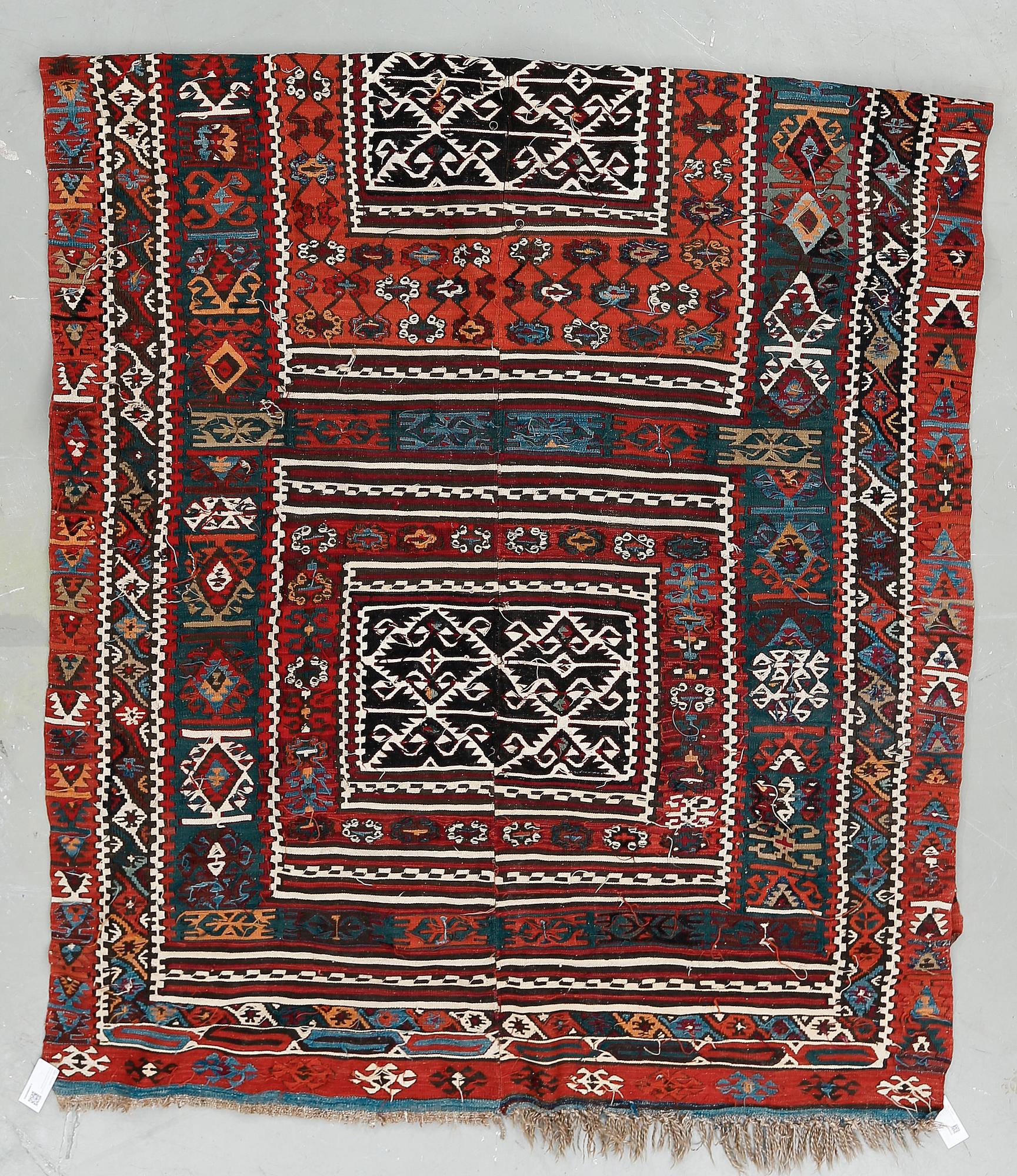 MATTA, semiantik Kelim. Ca 395x178 cm.