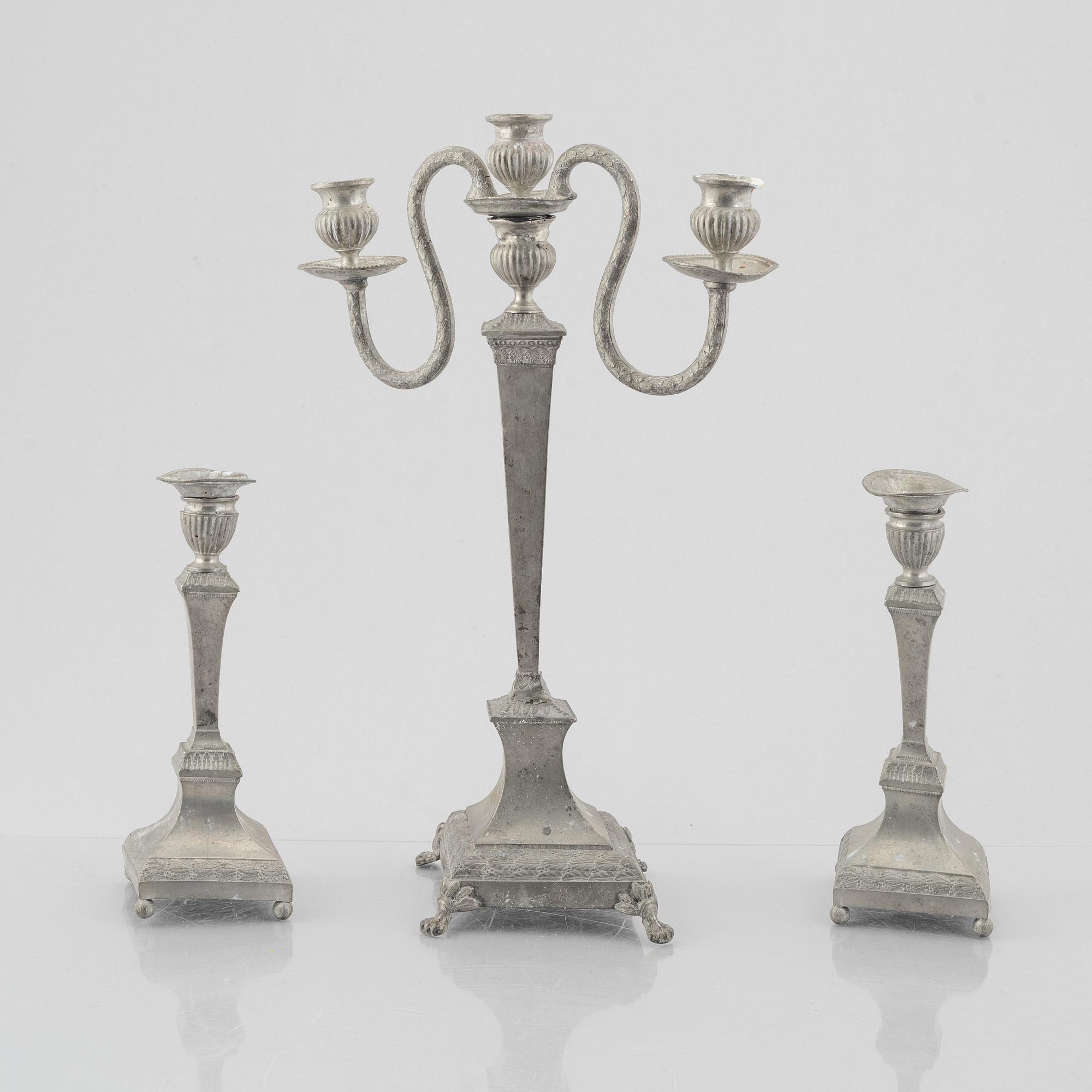 Kandelaber samt två ljusstakar, tenn, av Nils Justelius och Niclas Anström, Eksjo och Växjö, 1800-talets första hälft.