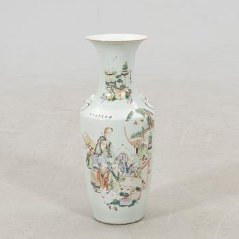 A Chinese vase, 20th century.