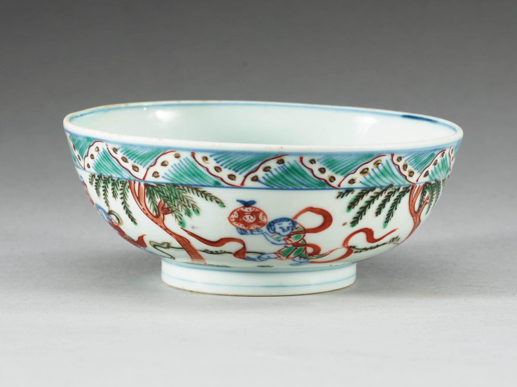 SKÅL, porslin. Ming dynastin, med Wanlis sex karaktärers märke och period (1573-1613).