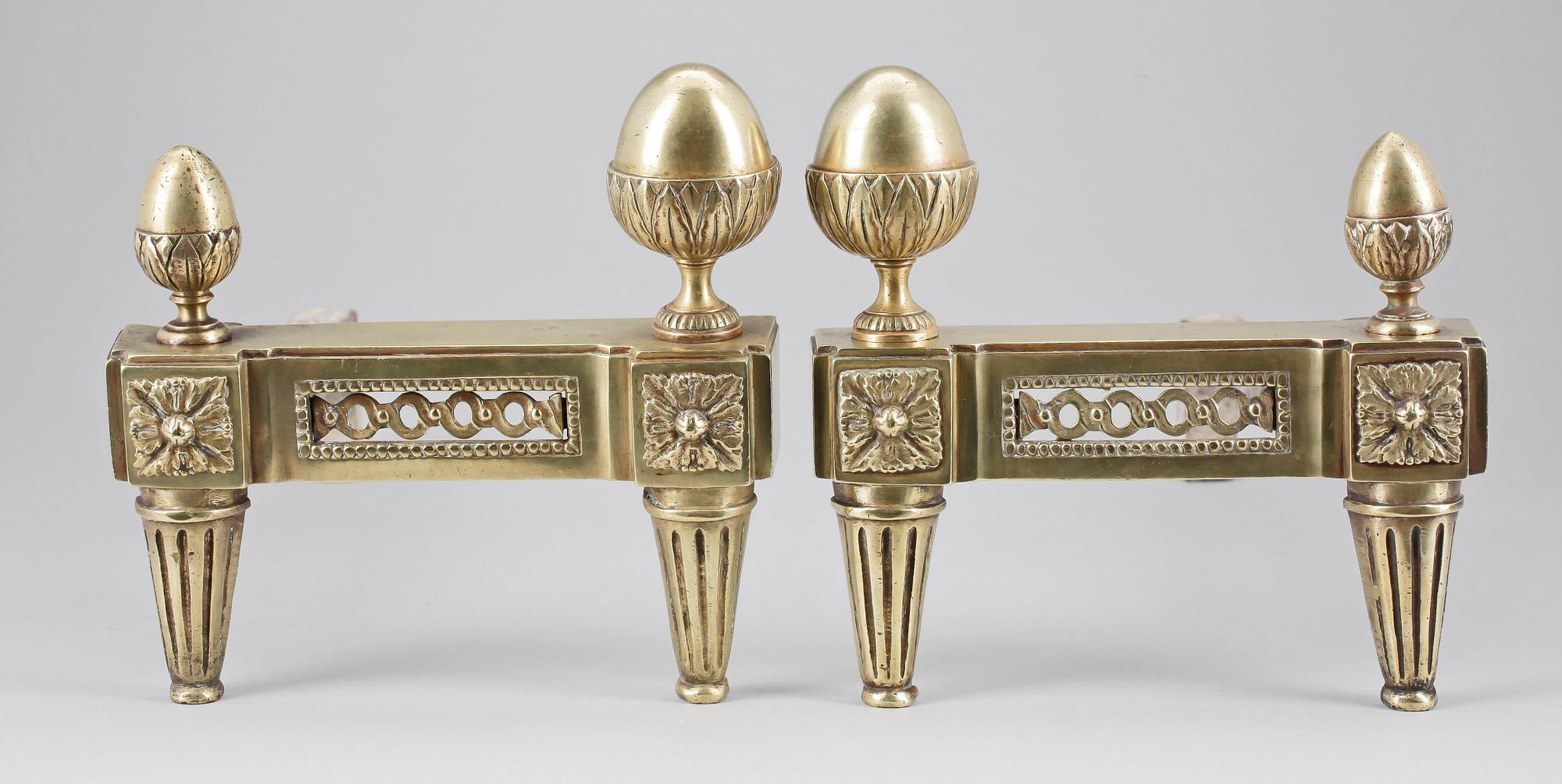 ELDHUNDAR, ett par. Louis XVI-stil, 1900-talets första hälft.