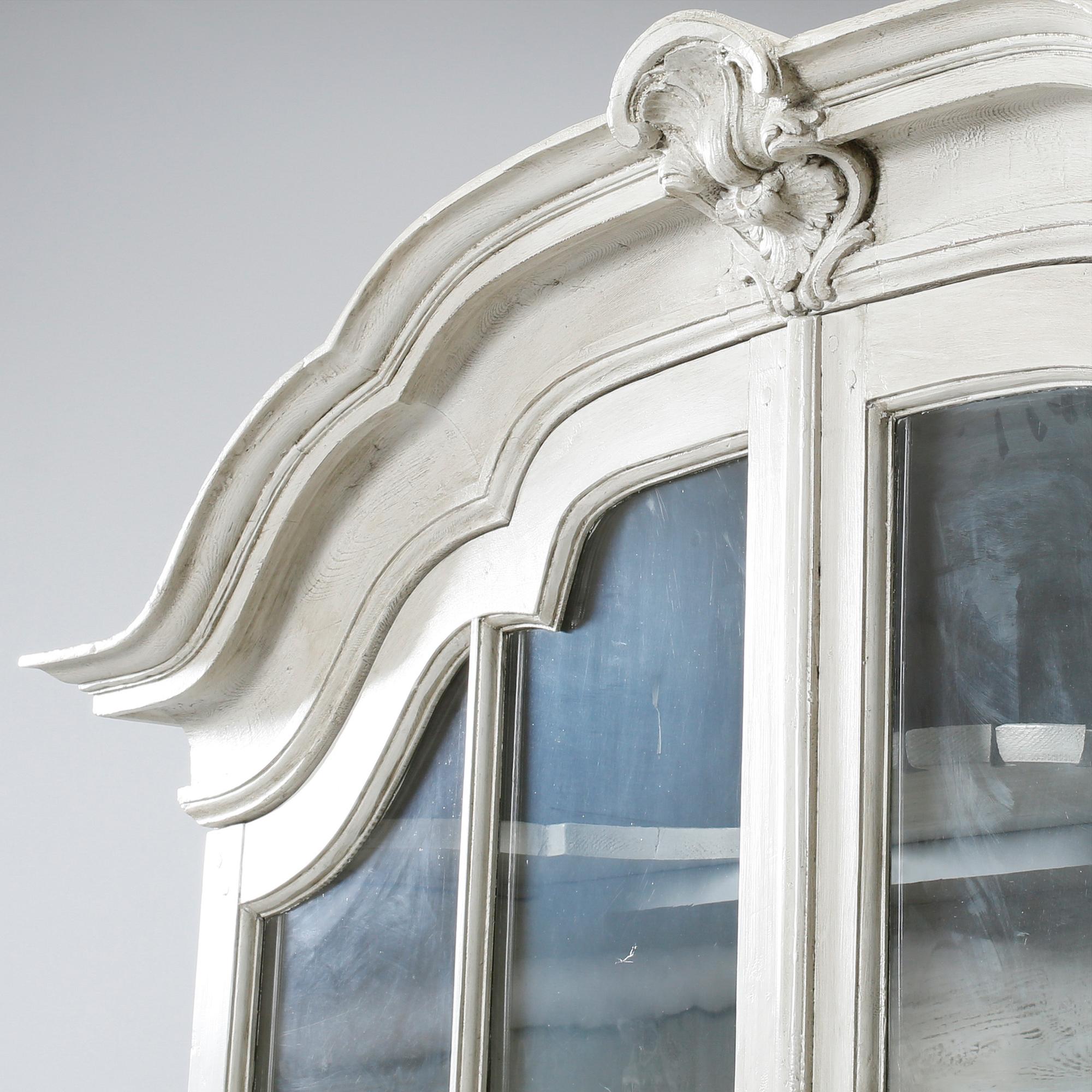 VITRINSKÅP, delvis rokoko, 1700-tal.