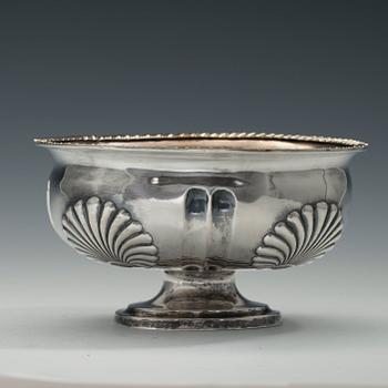 SKÅL, 84 silver. A. Jaschinov St. Petersburg 1818-26. Höjd 10 cm. Diameter 18 cm. Vikt 433 g.