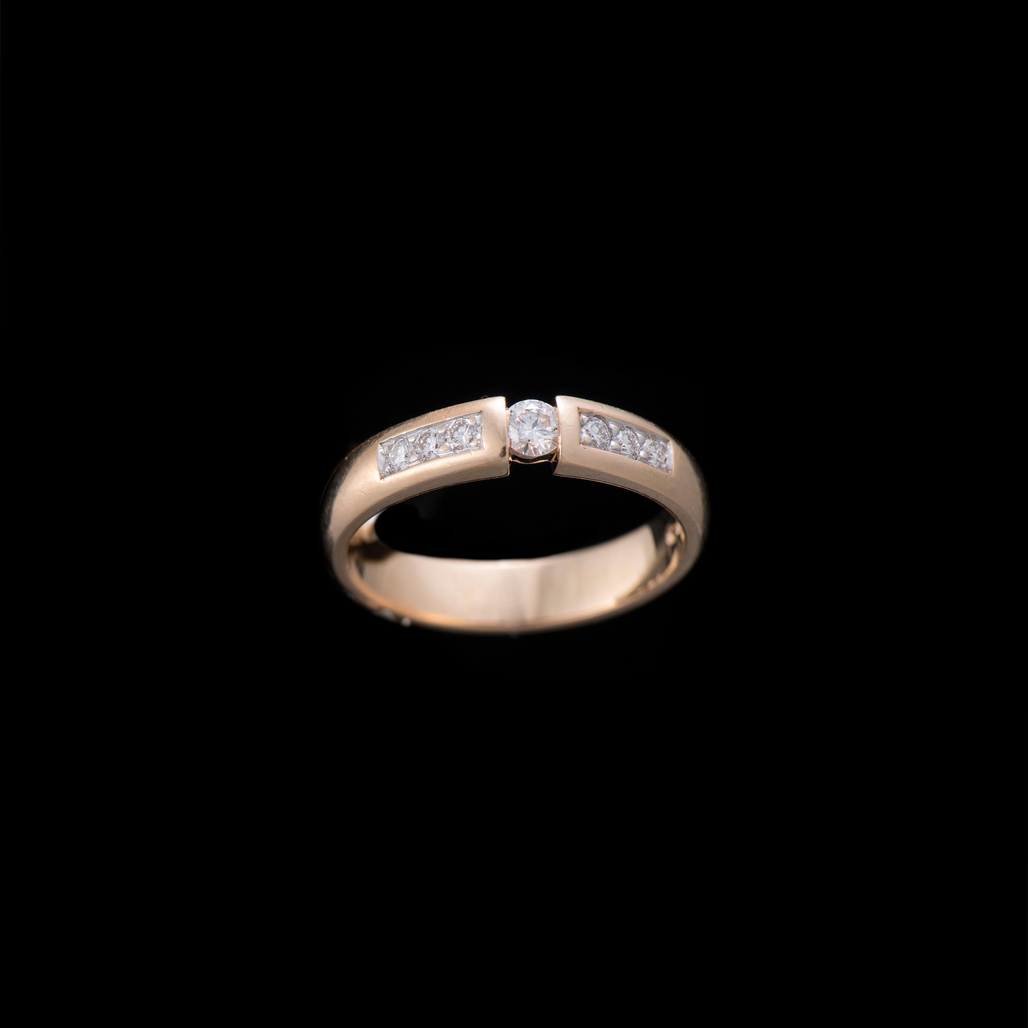 RING, 18K guld, briljantslipade diamanter. Vikt ca 4,5 g.