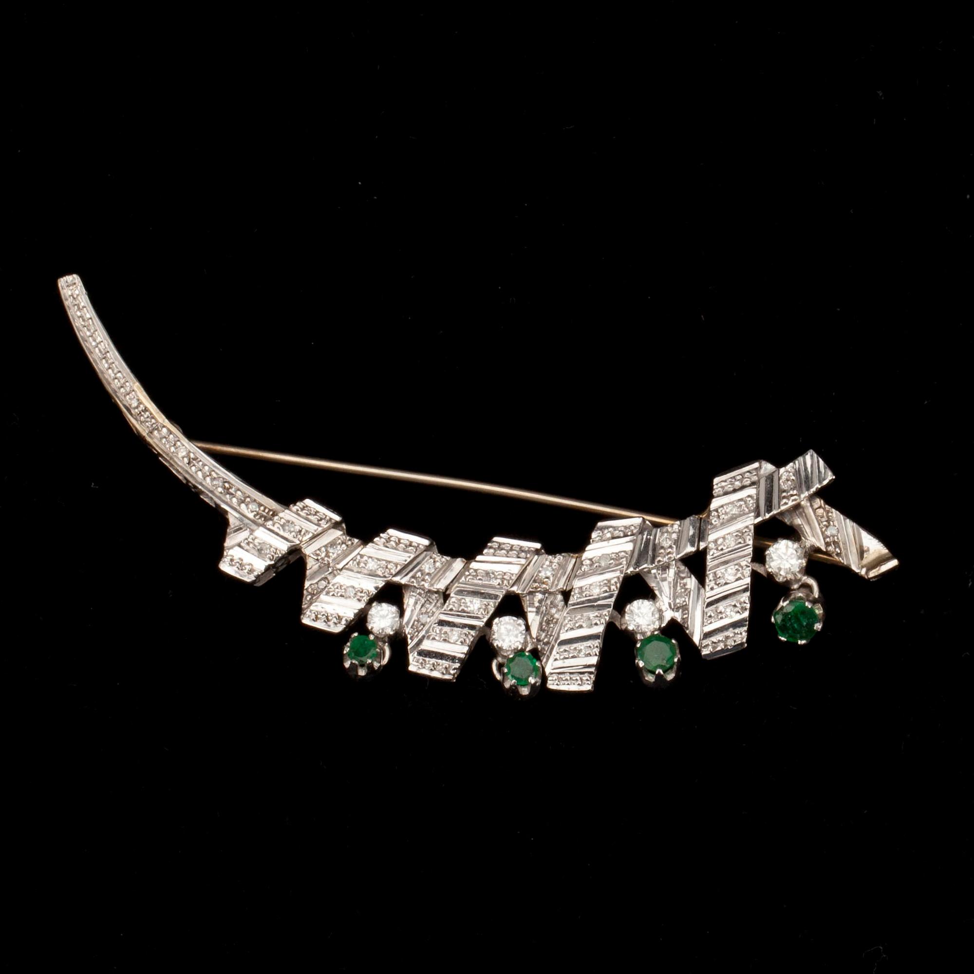 BROSCH, briljant och 8/8 slipade diamanter ca 0.6 ct, smaragder ca 0.5 ct. 18K guld. Vikt 20,5 g.